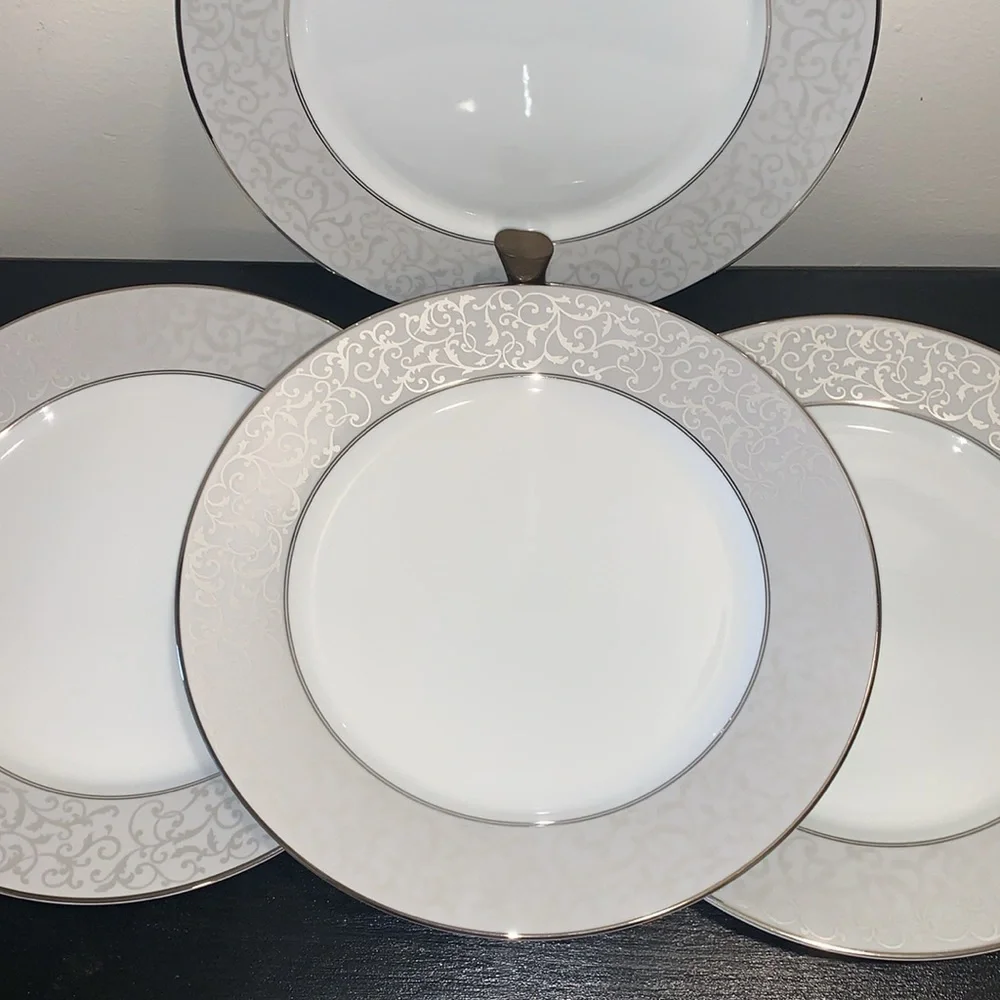 Lot of 4‎ Mikasa Parchment Dinner plates. Made in Thailand.